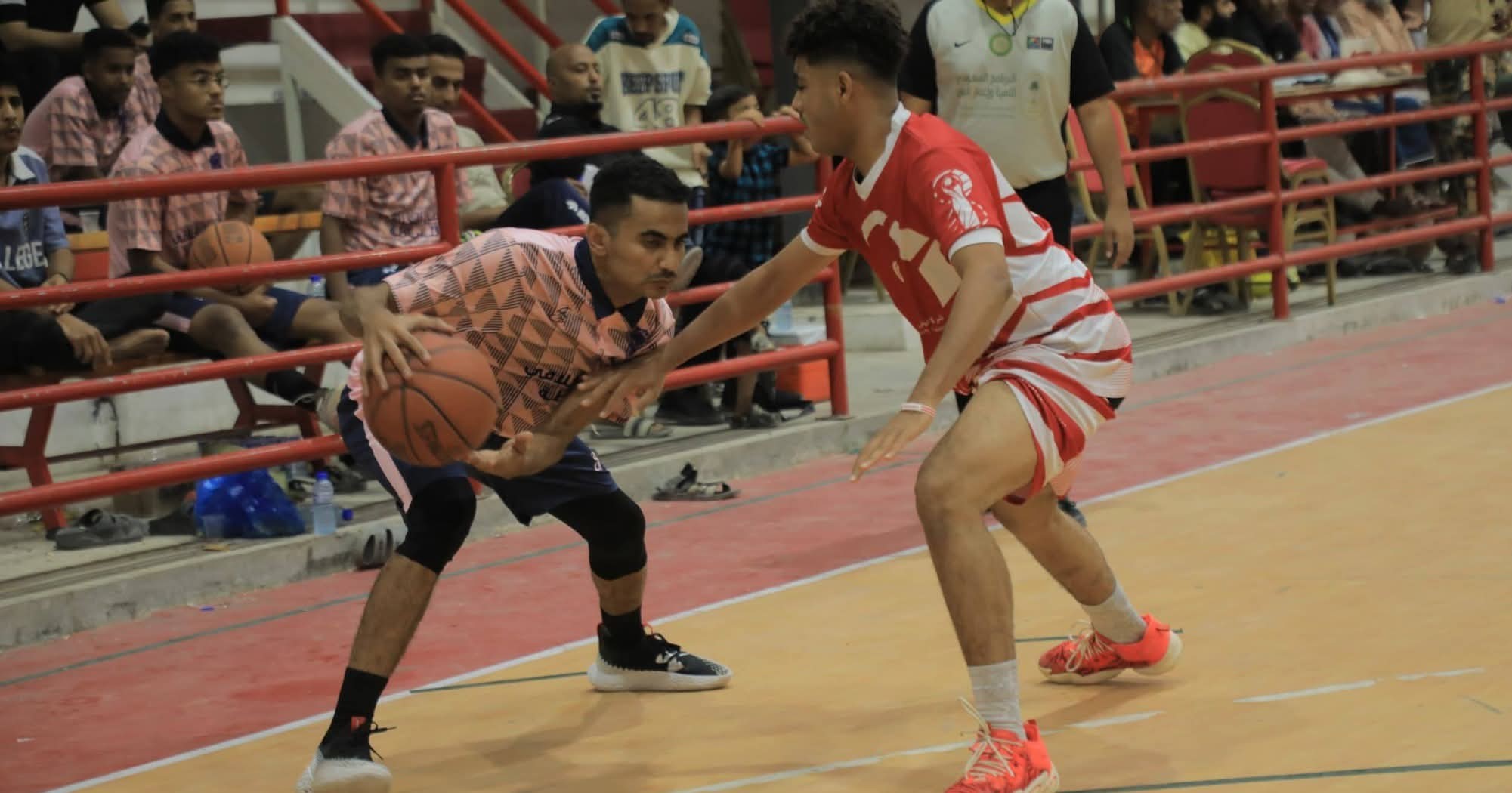 في قمة مباريات البطولة البرق يكسب الصمود بصعوبة في المباراة الأولى من مباريات اليوم الثاني لبطولة كرة السلة .