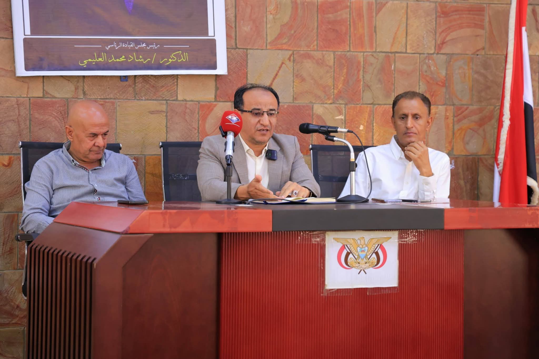 قانونا" ووفق اللوائح سقط فرع اتحاد الكرة بتعز بوفاة الفقيد محمد علي القدسي.... صندوق الانتخابات او تشكيل لجنة مؤقتة عبر اتحاد الكرة لتسيير الاعمال والانسي احتياط بتزكية ٢٠١٤م !!