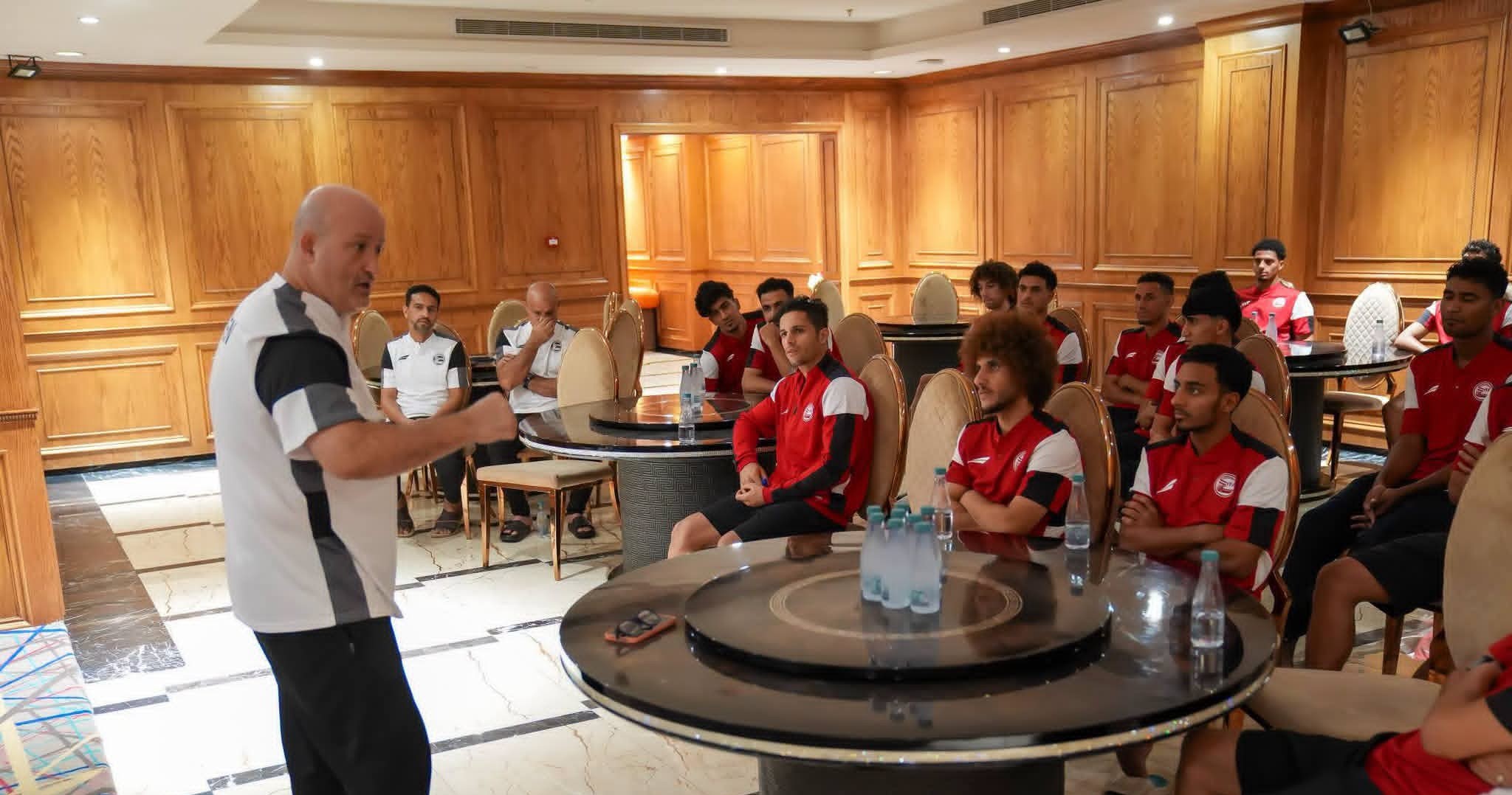 محاضرة نظرية للاعبي المنتخب الوطني تحضيراً للمواجهة الودية أمام الكويت