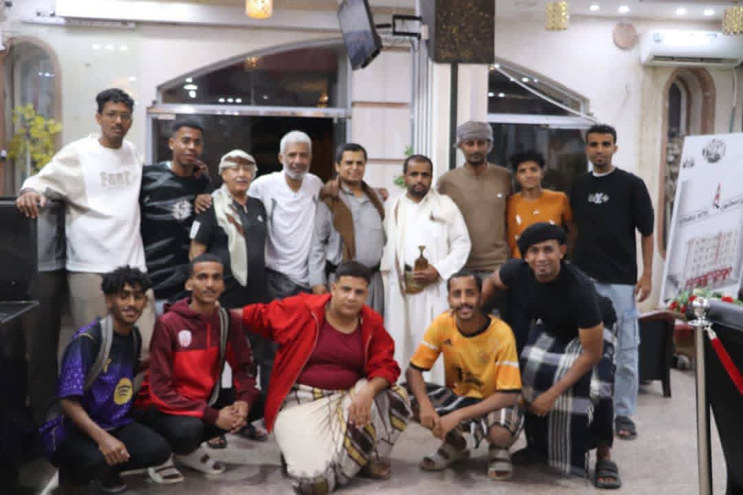 مدير مكتب الشباب والرياضة بمحافظة مأرب يستضيف بعثة نادي وحدة المكلا على مأدبة عشاء