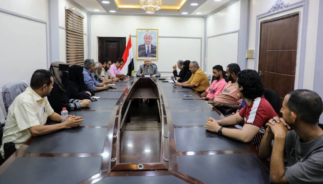 وكيل وزارة الشباب والرياضة يلتقي موظفي الشؤون المالية والإدارية