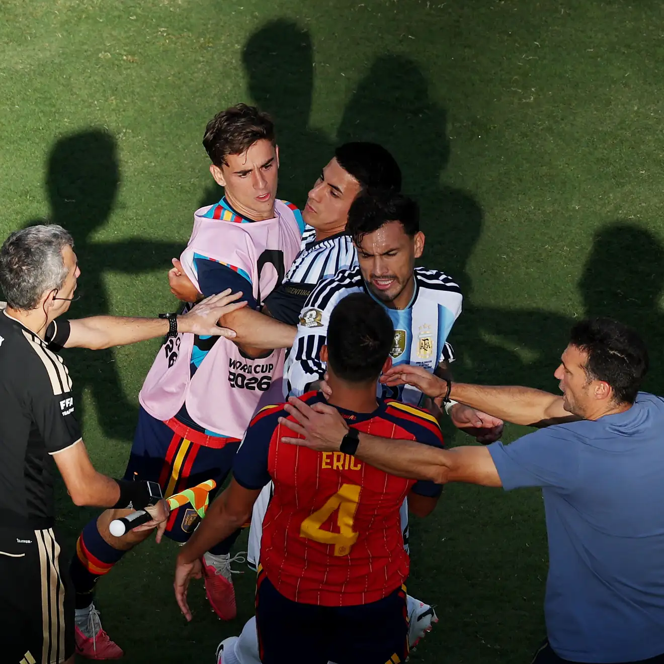 لاعب الأرجنتين يعتدي بعنف على ثنائي إسبانيا عقب صافرة النهائي