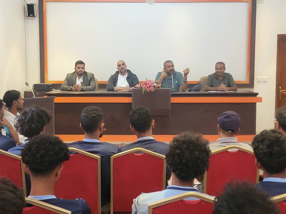 رئيس نادي العروبة يلتقي بعثة الفريق المغادرة إلى حضرموت ويحفزها قبل الاستحقاقات المقبلة