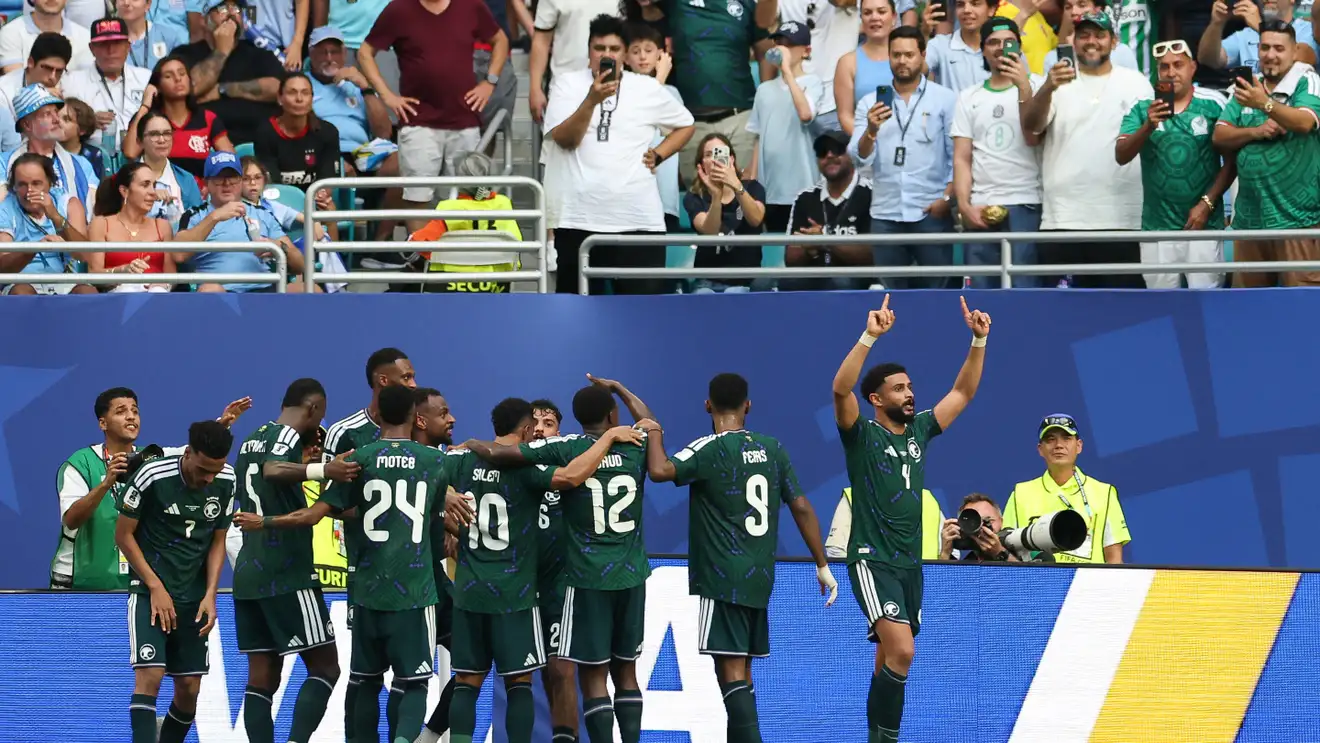 لاعب المنتخب السعودي يشعل صراعًا أوروبيًا بعد المونديال