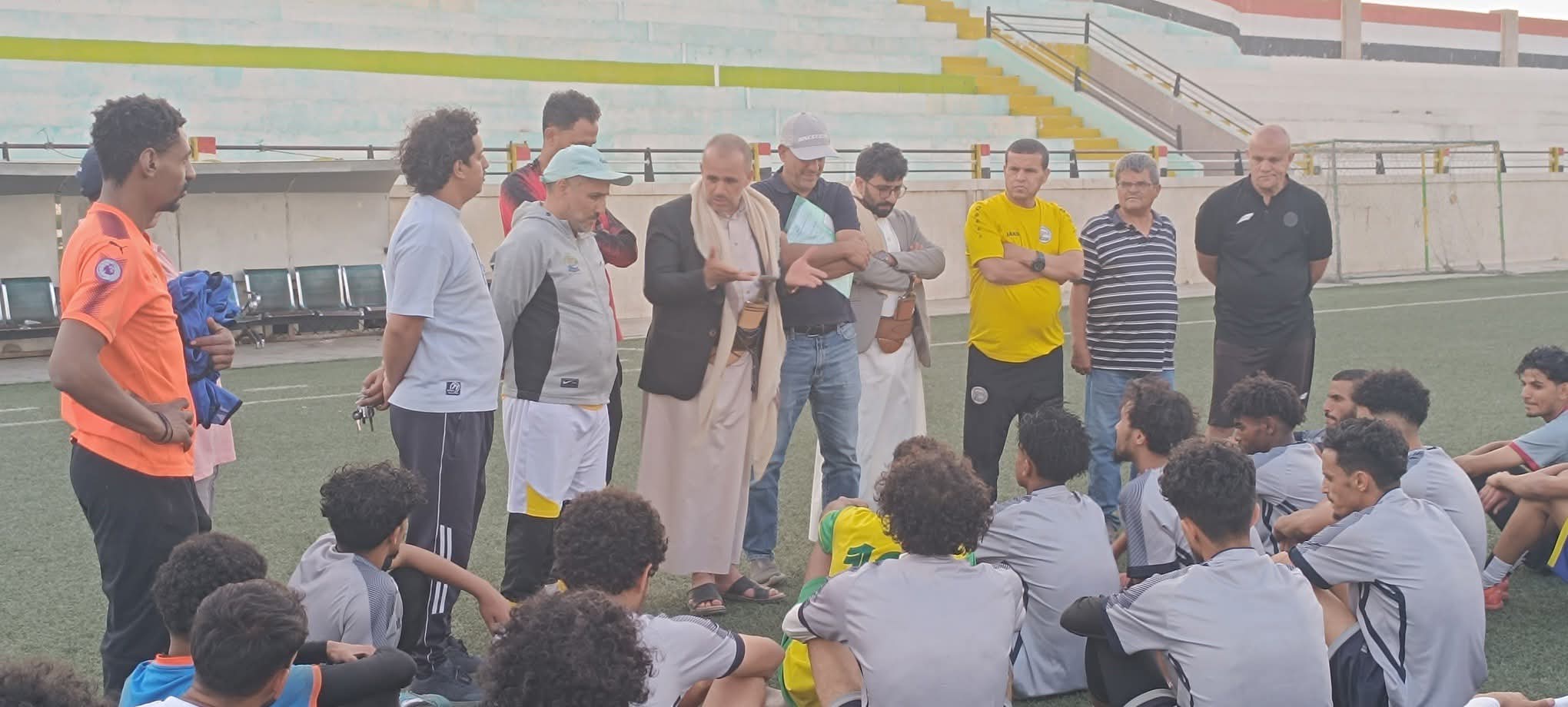 السقاف يلتقي الفريق الأول ويؤكد: "كرة القدم واجهة النادي"