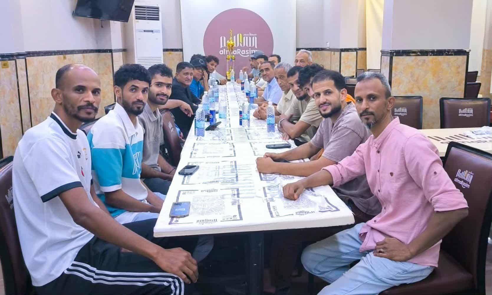 الشاذلي يقيم مأدبة عشاء لمنتخب عدن بمناسبة فوزهم ببطولة منتخبات المحافظات للكرة الطائرة