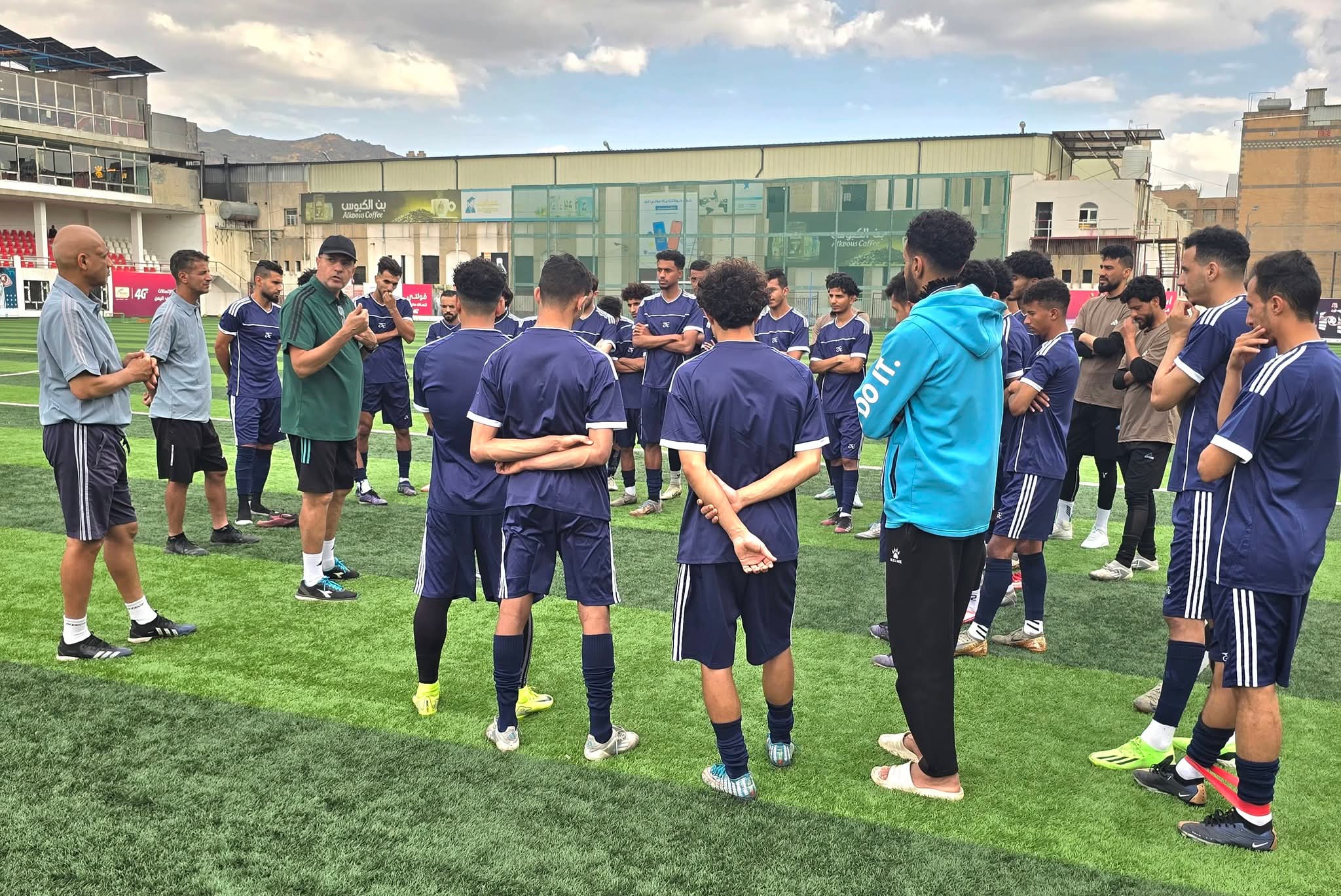 اهلي صنعاء يرفع نسق استعداداته لمواجهة العروبة الخميس في ثاني جوالات دوري الدرجة الاولى لكرة القدم .