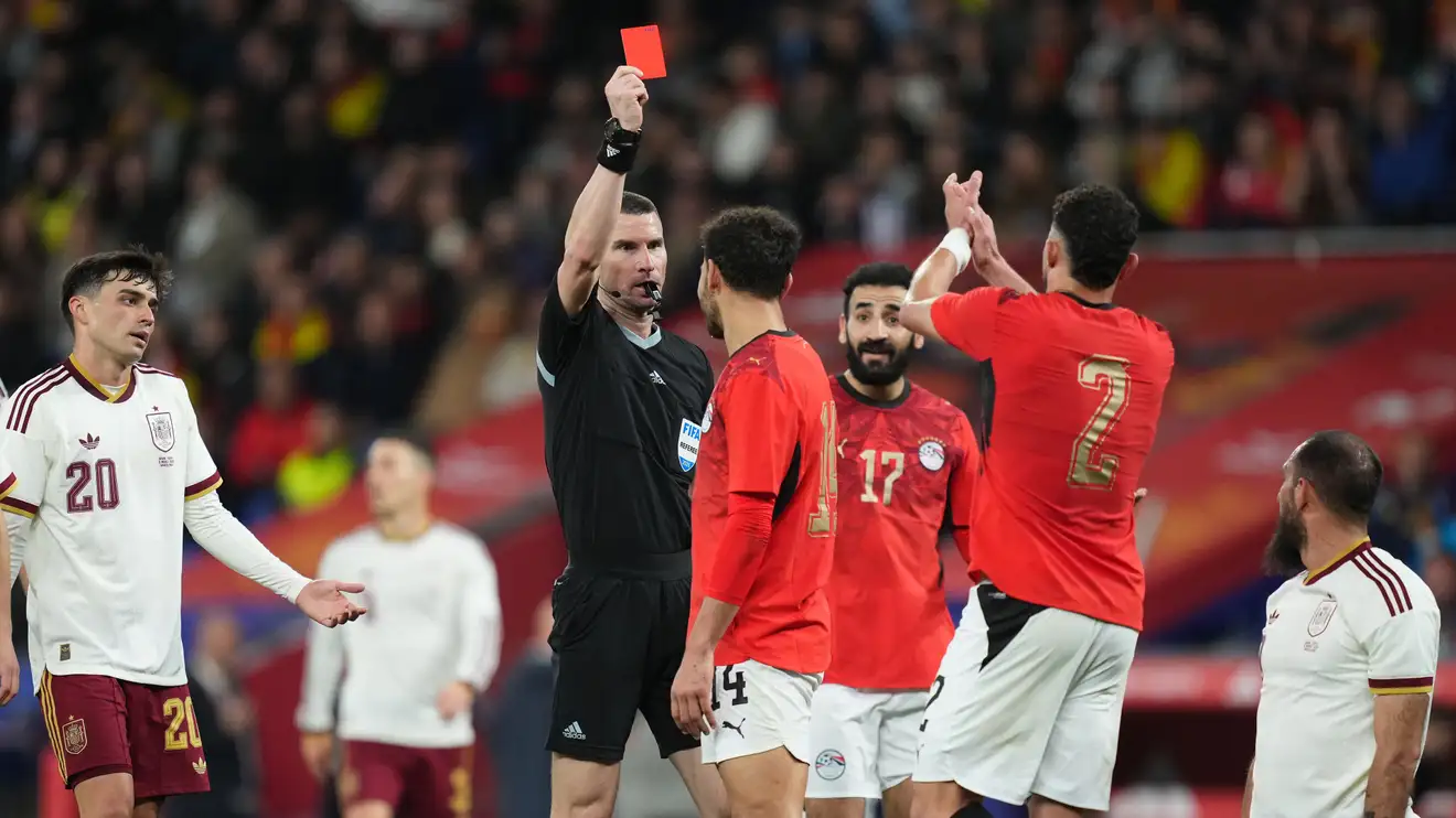 حمدي فتحي يعقد مهمة مصر أمام إسبانيا