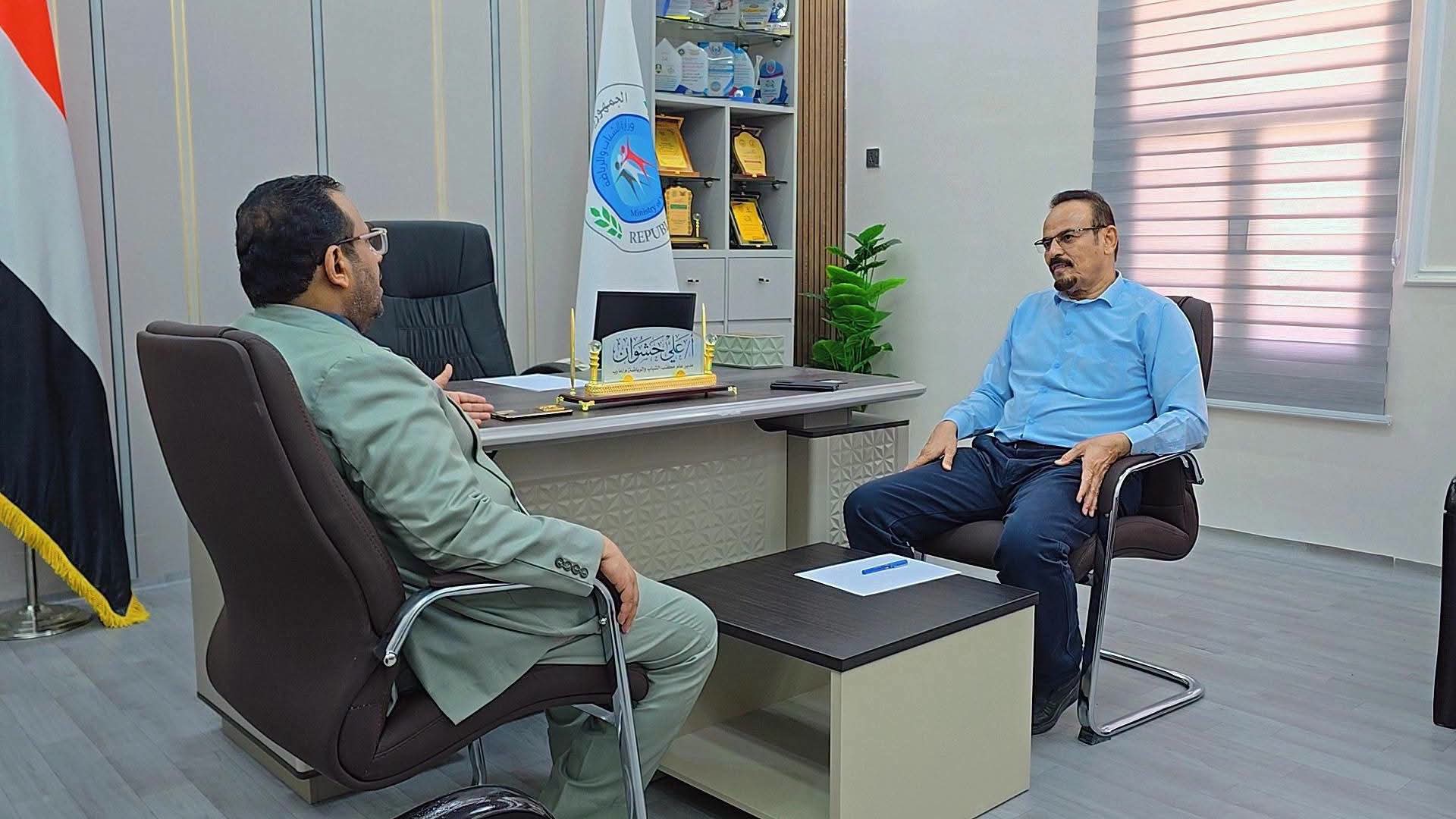 مدير مكتب التخطيط والتعاون الدولي بمأرب يزور مكتب الشباب والرياضة بمحافظة مأرب لبحث تعزيز التنسيق المشترك