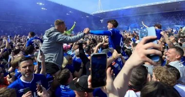 إيبسويتش تاون يتأهل للدوري الإنجليزي الممتاز واحتفال جنوني للجماهير.