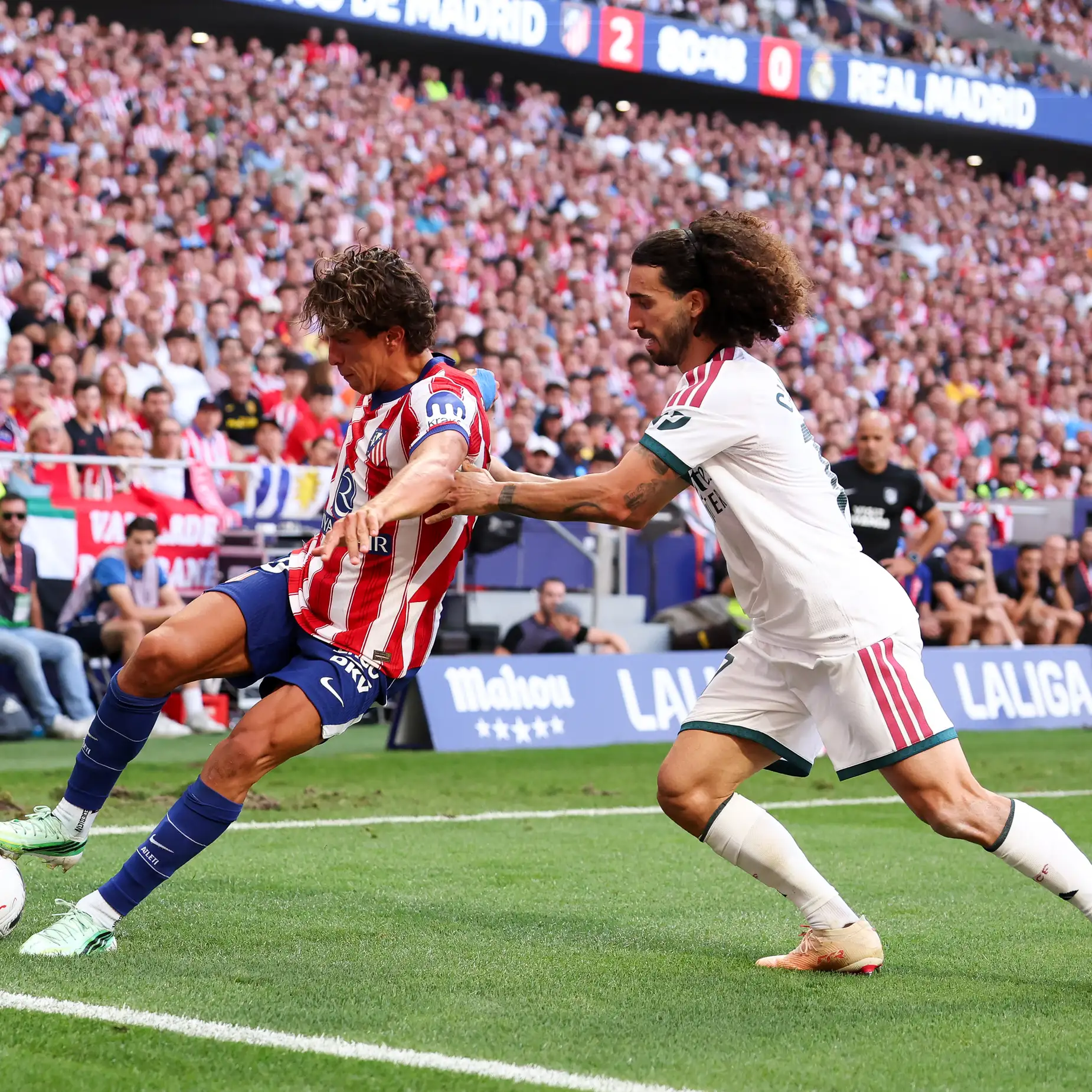 "أبناء عاهرات وحثالة".. ألفاظ خارجة وهتافات مهينة ضد ريال مدريد وبرشلونة