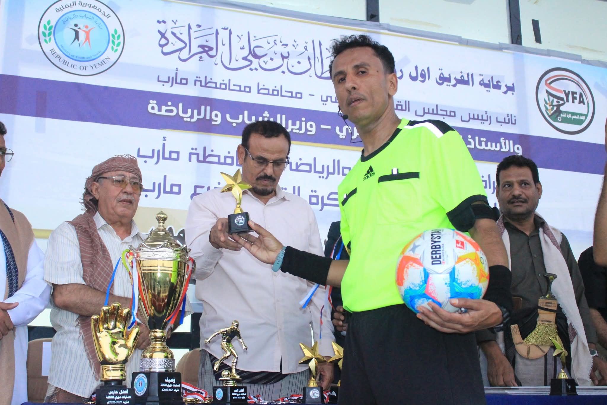تكريم حكم المباراة النهائية في تصفيات الدرجة الثالثة بمأرب  : الكابتن مشهور الدشة