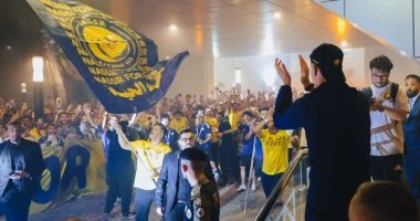 جماهير النصر تستقبل الفريق ورونالدو يرد: أنتم الأفضل.