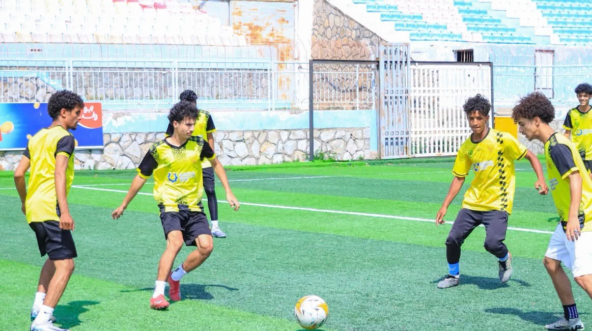 الصقر يواصل استعداداته لدوري الثانية لكرة القدم .