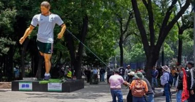 فوضى قبل المونديال.. محتجون يحرقون مجسمات كأس العالم في شوارع المكسيك