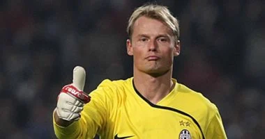 حادث قطار ينهى حياة حارس أرسنال ويوفنتوس السابق