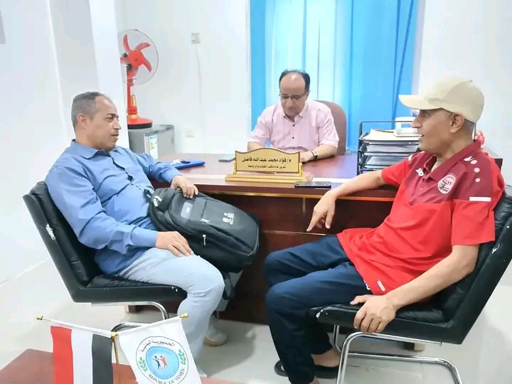 مدير مكتب الشباب والرياضة بتعز يلتقي نائب اتحاد الطائرة لمناقشة المشاركة الرمضانية للمنتخبات