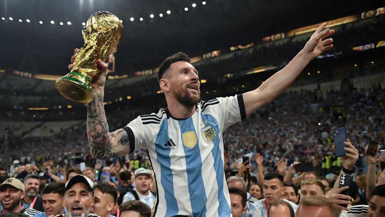 حكم سابق: ميسي أكثر لاعب محمي.. واستحق الطرد أكثر من مرة في 2022
