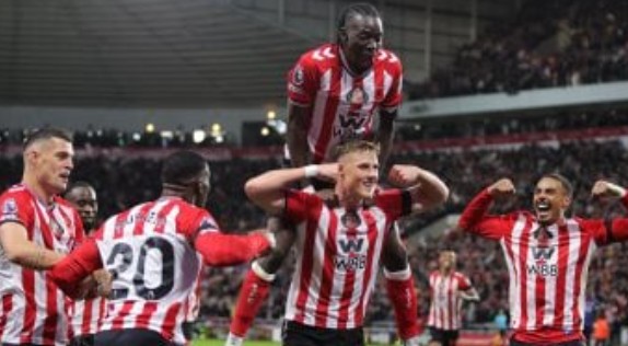 رابطة الدورى الإنجليزى تدعم موندل نجم سندرلاند بعد التعرض لإساءات عنصرية