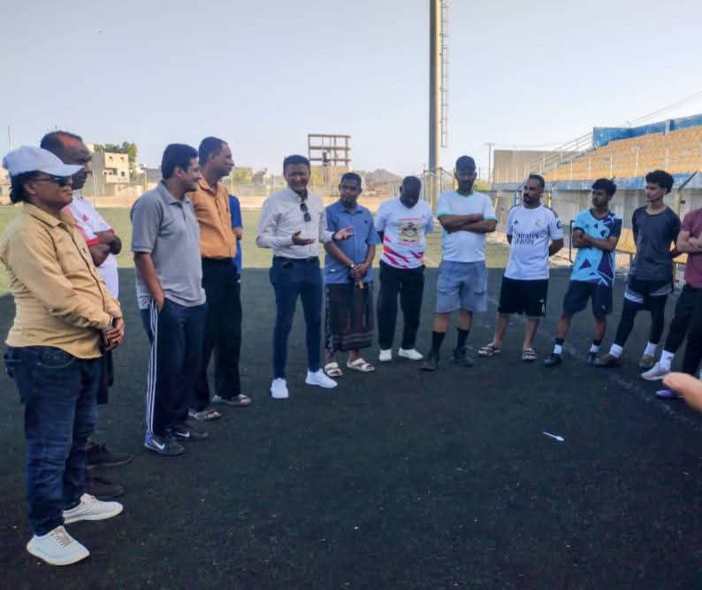 الشاذلي يتفقد تدريبات "الشعلة" ويؤكد وقوف مكتب الشباب والرياضة خلف أندية عدن