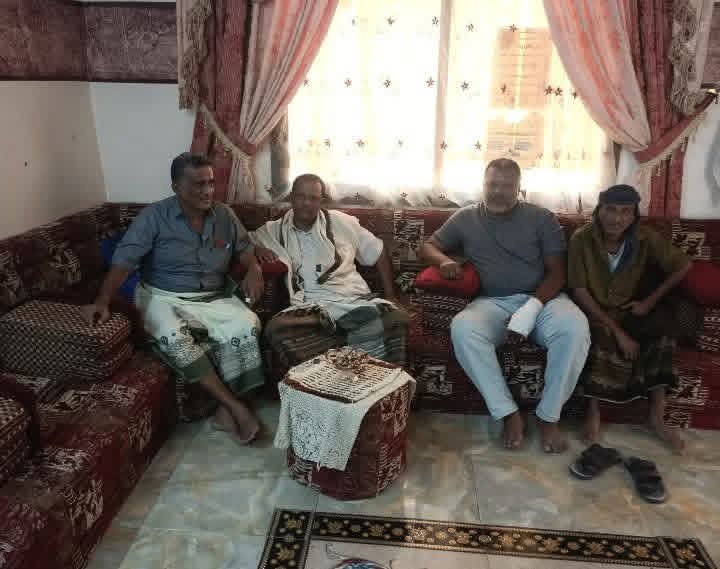 مدير مكتب الشباب والرياضة بلحج يزور  رئيس نادي الانطلاق بالوهط للاطمئنان على صحته