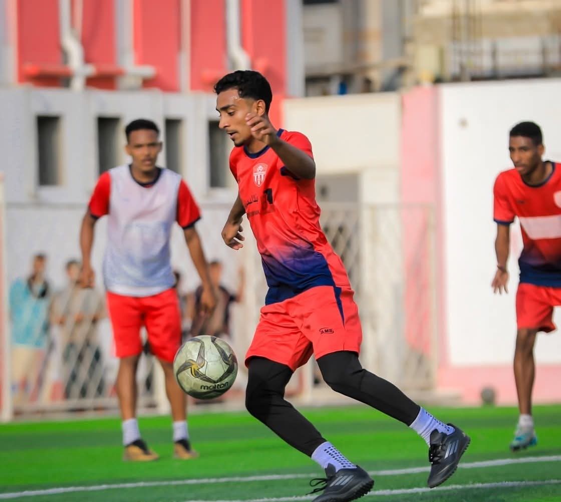 عادل عباس في صفوف شعب حضرموت .