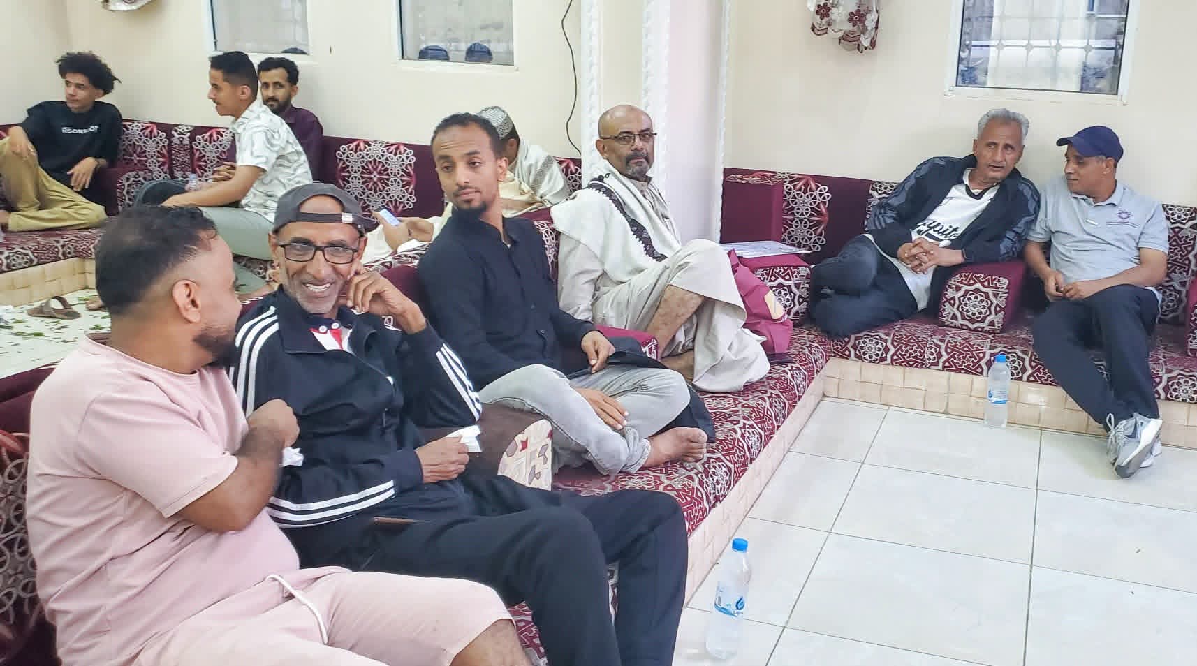 إدارة ولاعبو الطليعة بتعز يؤدون واجب العزاء للاعب الفريق الأول عمران أحمد