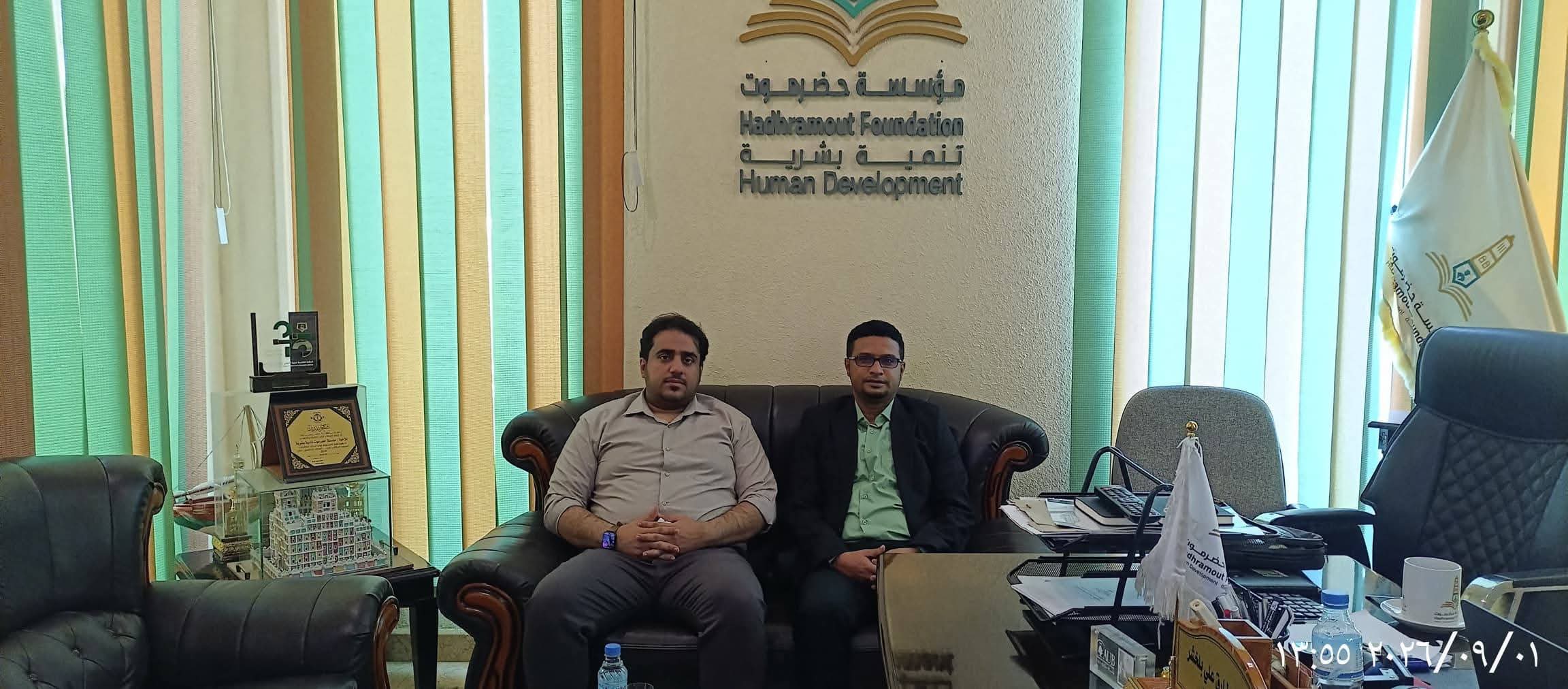 مدير عام مكتب الشباب والرياضة بوادي حضرموت يلتقي المدير التنفيذي لمؤسسة حضرموت تنمية بشرية ويبحثان سبل تأهيل ورعاية المواهب الشبابية