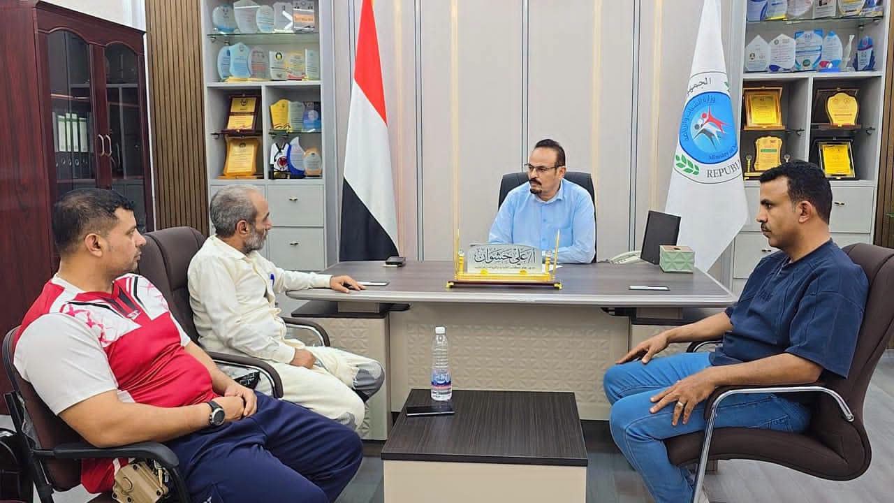 مكتبا الشباب والتربية بمأرب يناقشان إعداد المنتخب المدرسي والأنشطة الطلابية