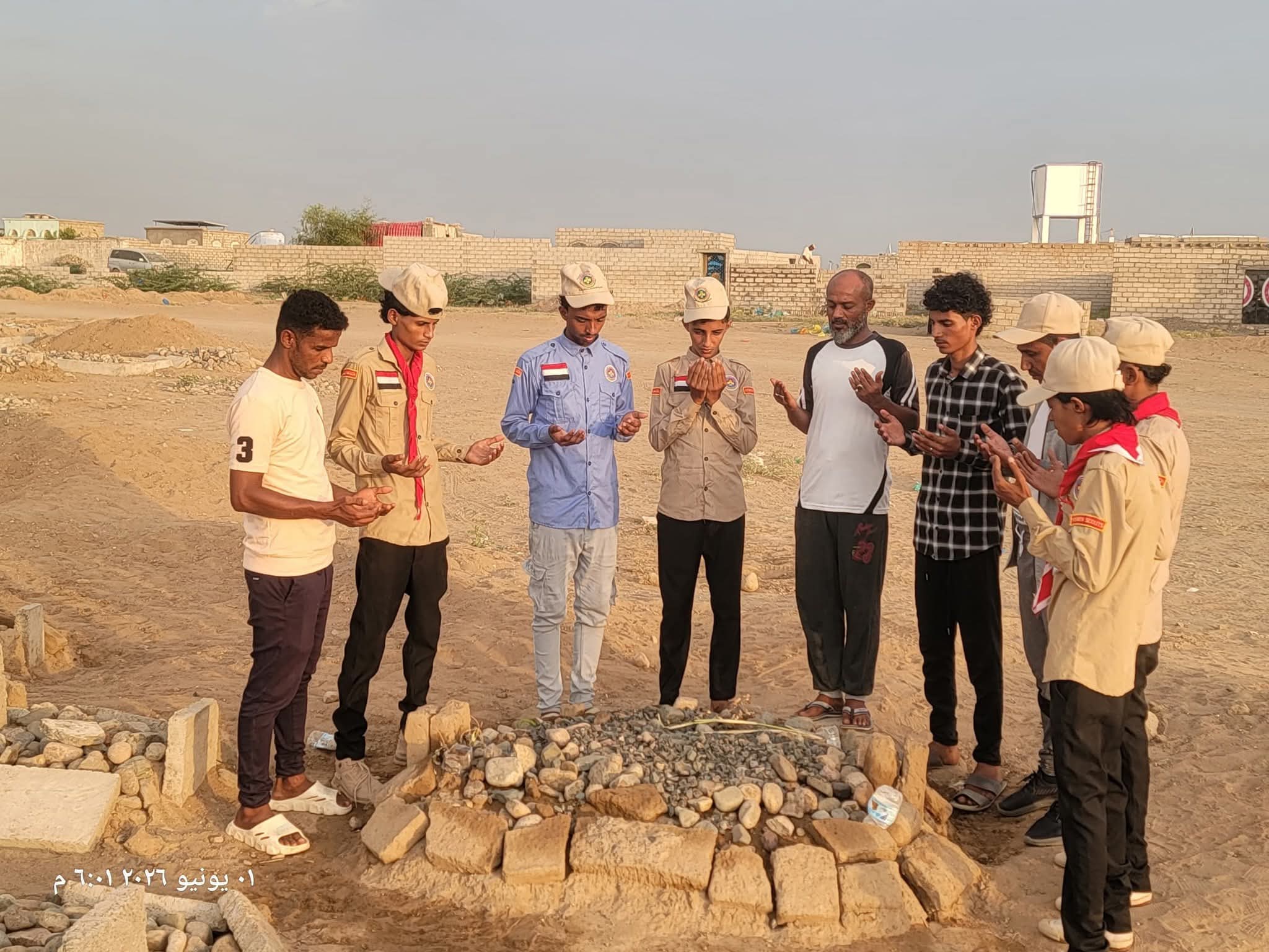 مفوضية الكشافة والمرشدات بمحافظة الحديدة تزور قبر الشهيد  نهاري