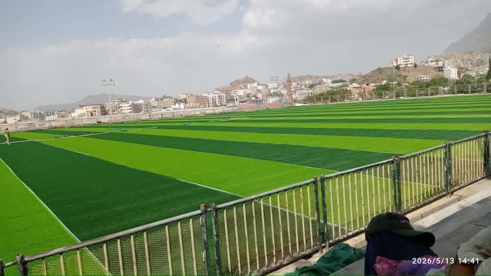 تواصل أعمال تعشيب ملعب الصقر بتعز .