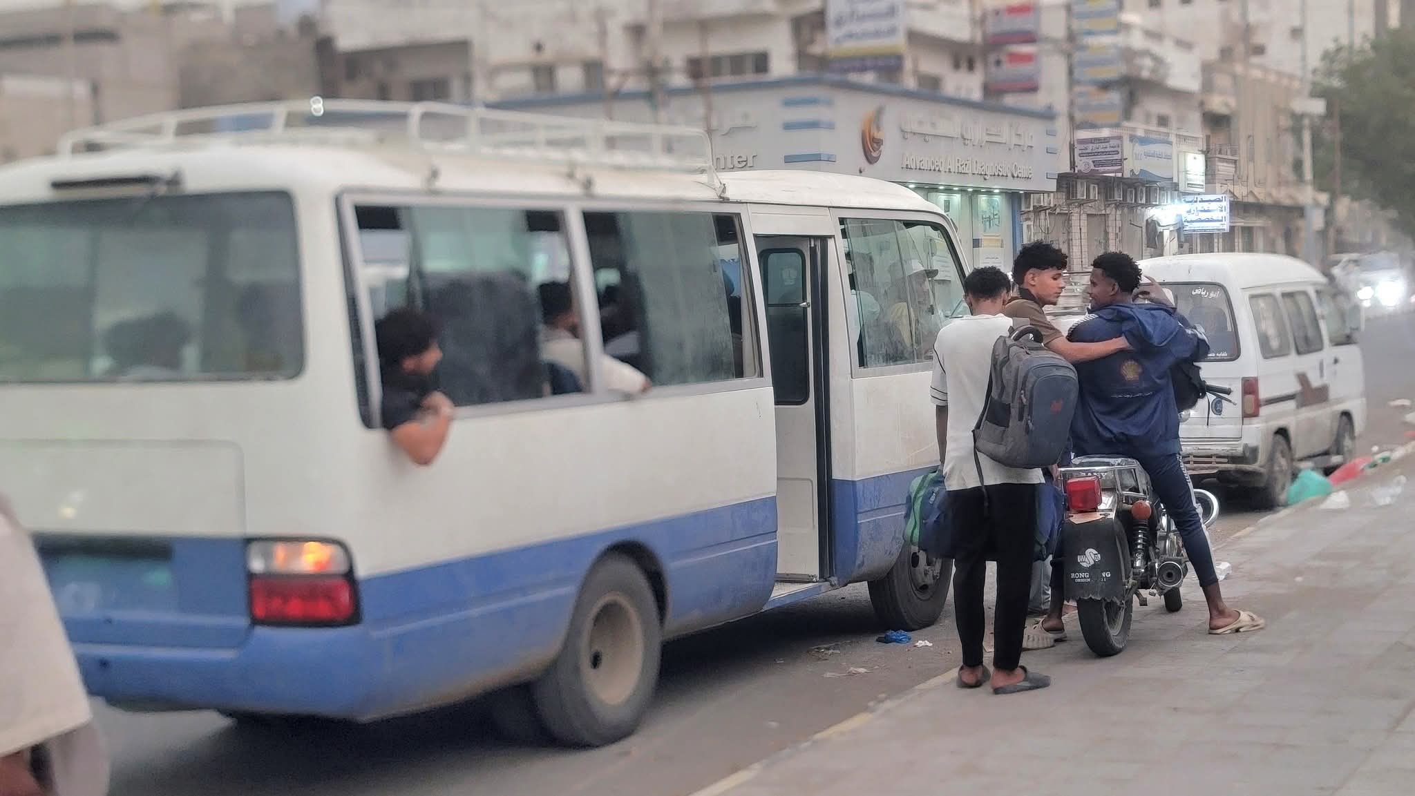 عزيمة هلالية تتحدى عطل الحافلة ومشقة الطريق... بعثة هلال الحديدة تصل صنعاء وعينها على خطف بطاقة التأهل أمام الوحدة