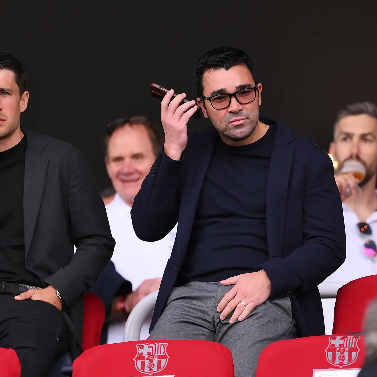 ديكو يحاول التخلص من لاعب برشلونة.. ومينديز يبحث عن مخرج