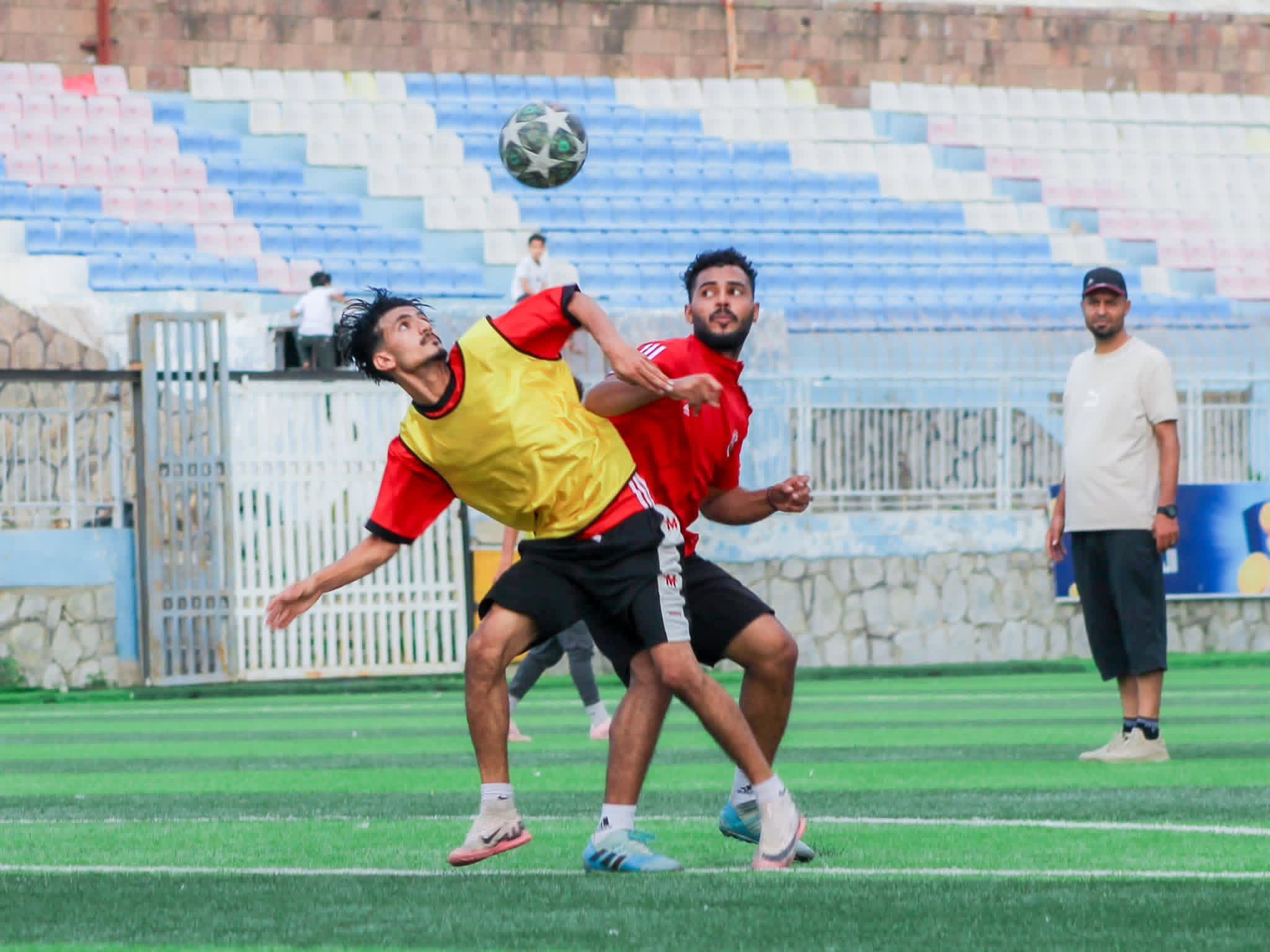 الاحد الطليعة تعز وسيئون في كأس الجمهورية لكرة القدم .
