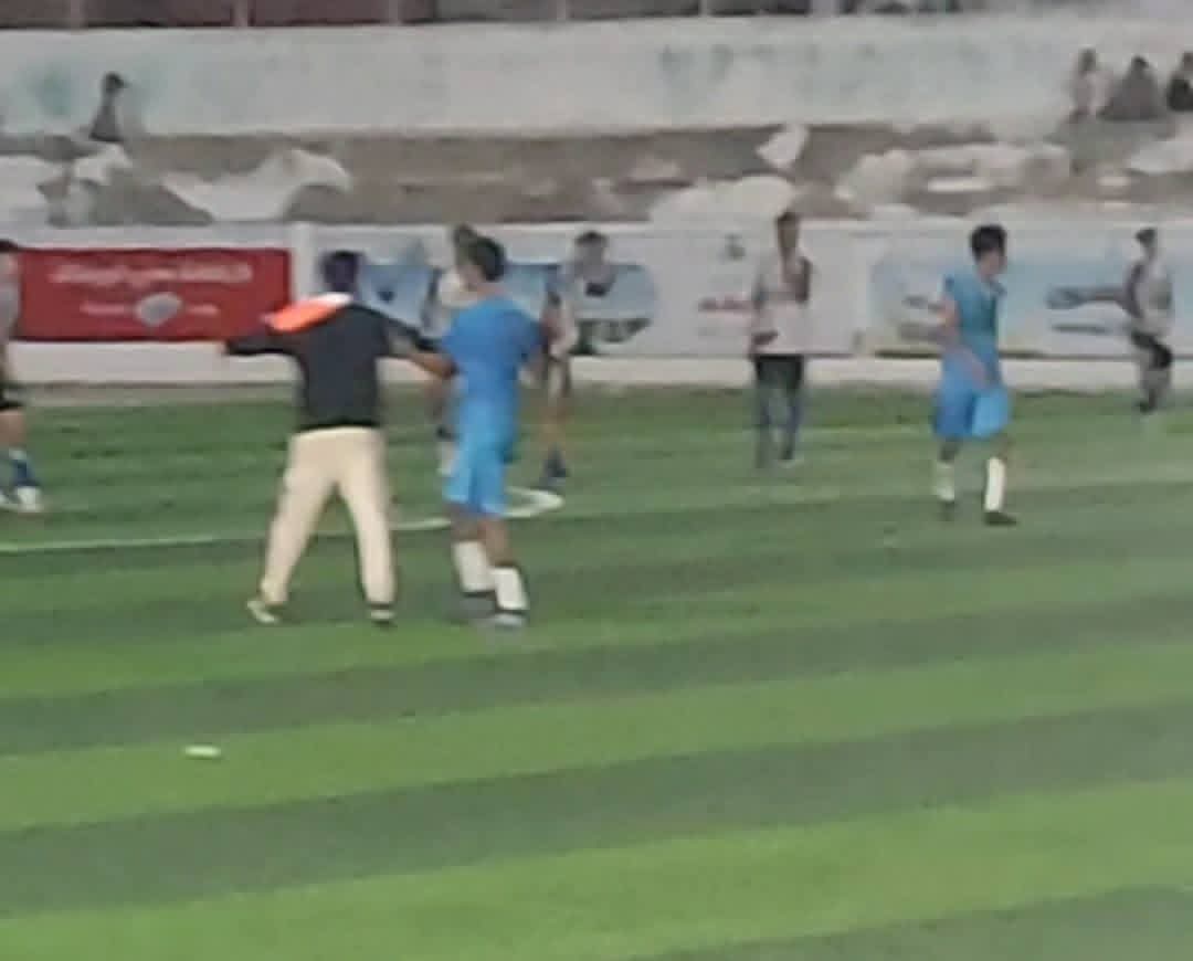 مدرب شباب الزيدية يحاول الاعتداء على حكم مباراة فريقه مع هلال الحديدة وقرارات قد تحرمه نهائيا من ممارسة التدريب