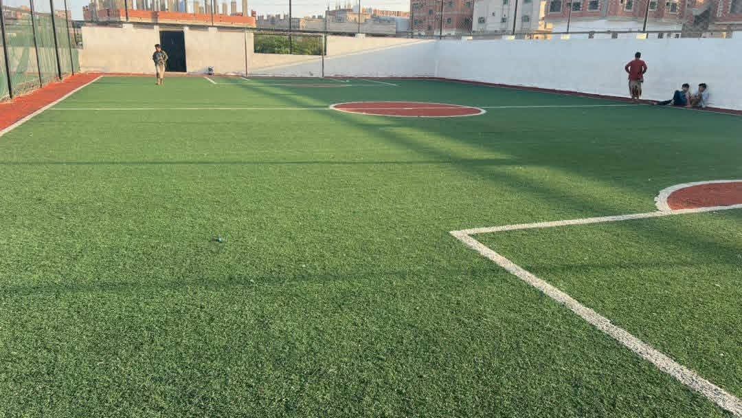 حفاظا على سلامة اللاعبين وممارسي اللعبة ...مكتب الشباب والرياضة بحضرموت ينفذ نزولات تقييمية للملاعب المعشبة لكرة القدم