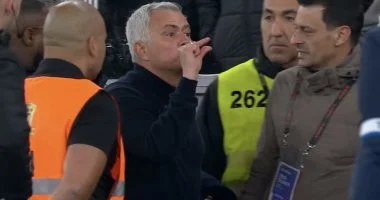 مورينيو يثير الجدل بعد طرده في قمة الدوري البرتغالي بين بنفيكا ضد بورتو