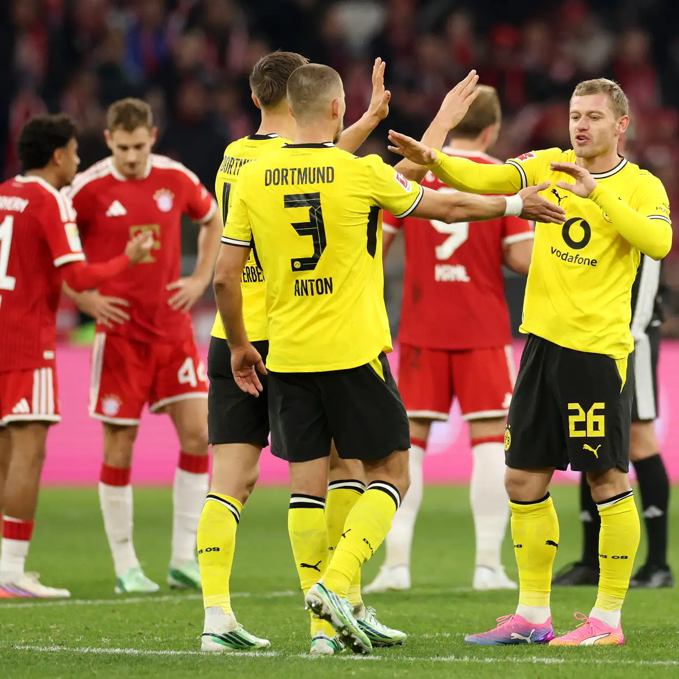 بايرن ميونخ يهدر الانتصار على دورتموند وسط مهرجان الإصابات