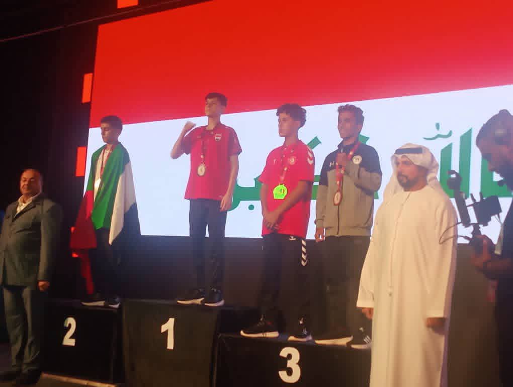 بالطبول ورقصة البرع.. آباء لاعبي المنتخب الوطني للمواي تاي يستقبلون أبطالهم .
