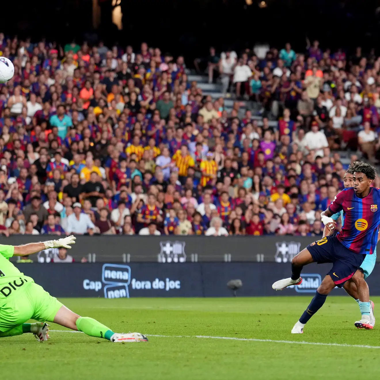 جماهير برشلونة تثور في كامب نو ضد واقعة إلتشي
