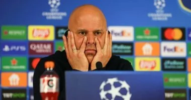 ليفربول يدرس استمرار سلوت الموسم المقبل ويعده بصفقات لتعويض رحيل صلاح