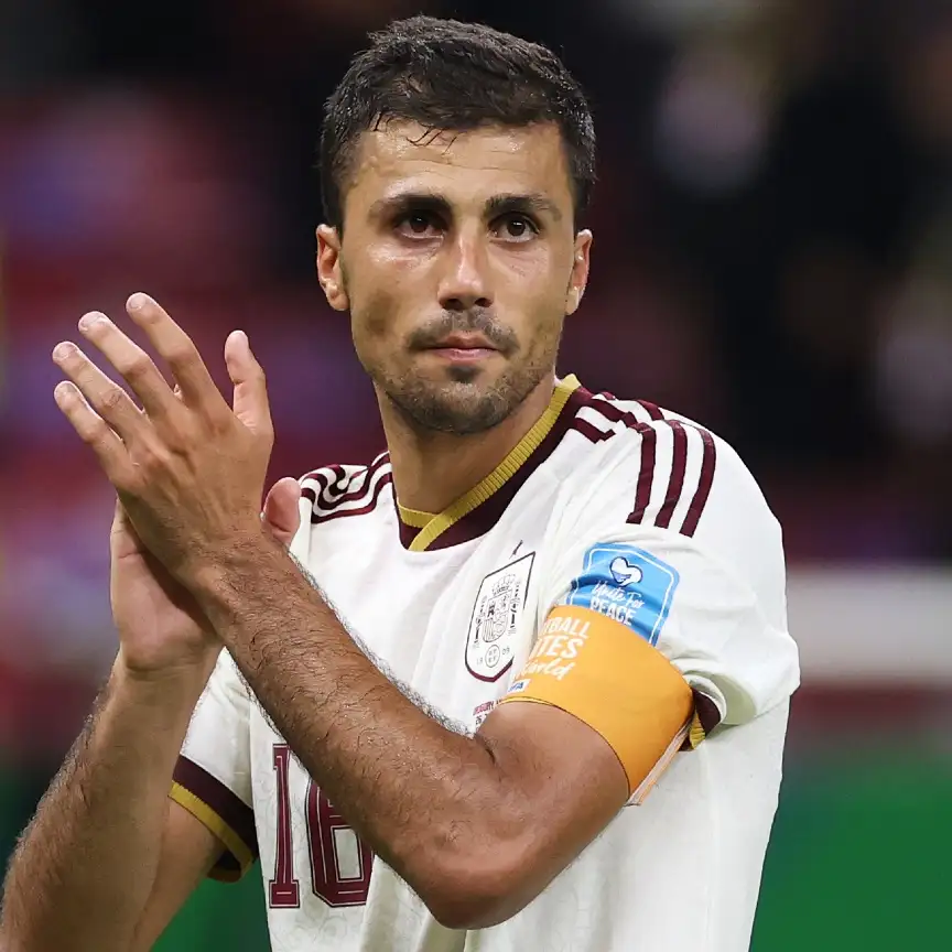 وسط مفاوضات برشلونة.. رودري يقدم طلبًا مهمًا للسيتي