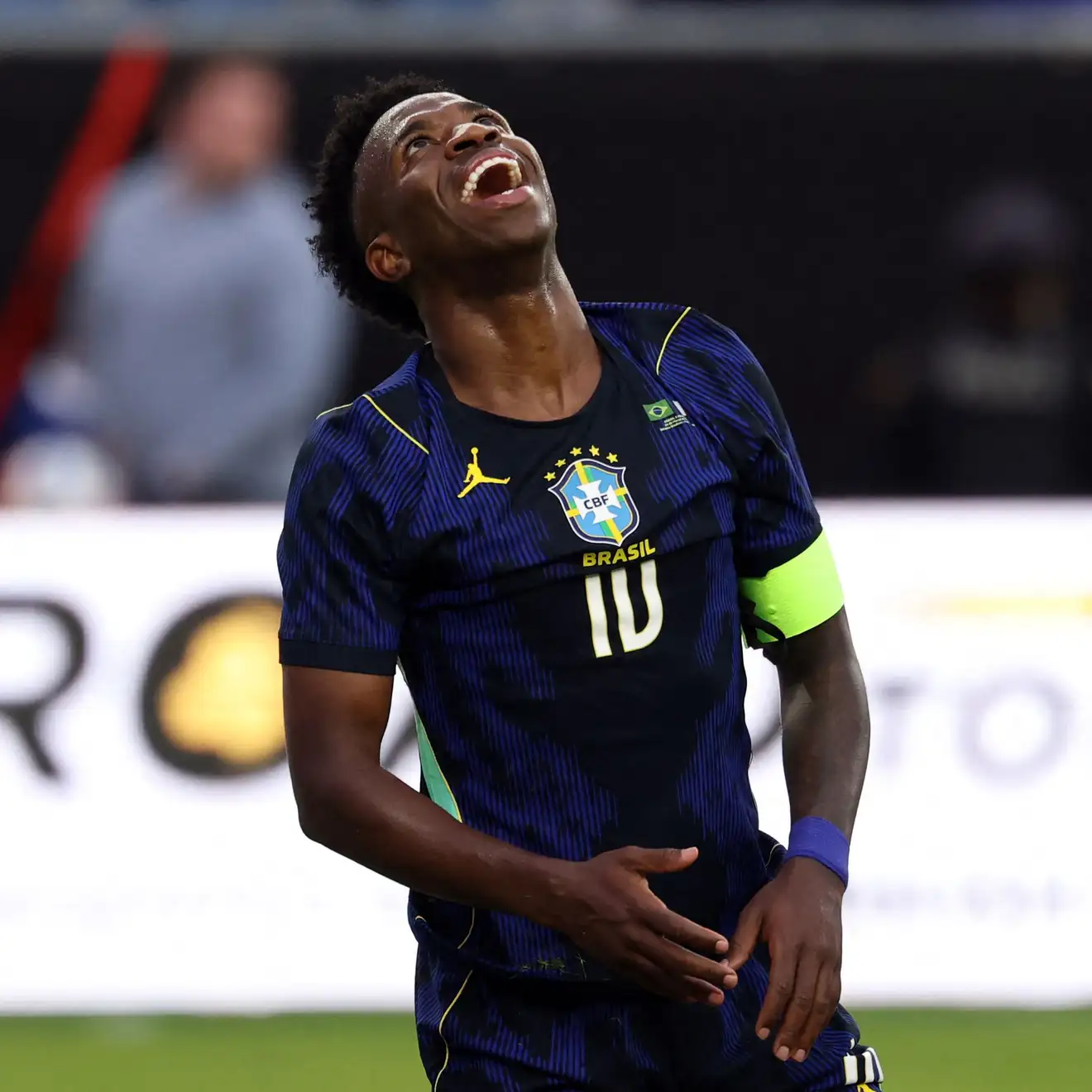 بعد إصابة رافينيا.. فينيسيوس يُغضب الريال بمجازفة جريئة