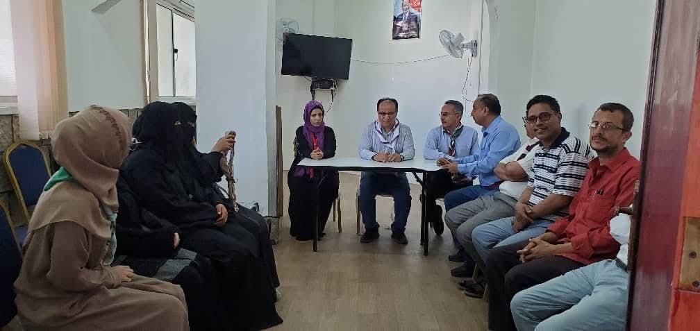 مكتب الشباب والرياضة بتعز يناقش مع مفوضية الكشافة والمرشدات التحديات وسبل تفعيل الأنشطة.