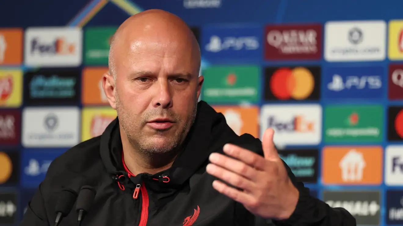 سلوت: باريس إنريكي لا يمنحك أي فرصة.. وهذا موقف إيزاك