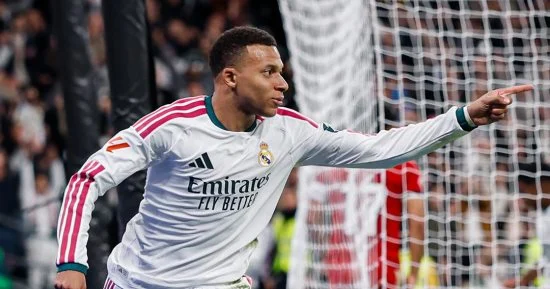 ريال مدريد يكتسح إشبيلية برباعية ويوجه إنذارا لبرشلونة قبل الكلاسيكو..