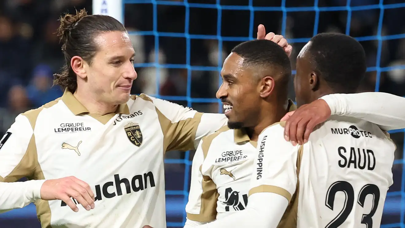 بركلة جزاء وأسيست.. سعود عبدالحميد يقود لانس لصدارة الدوري الفرنسي