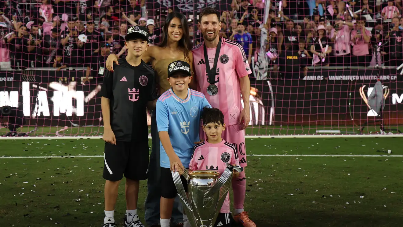 "لفتة رومانسية من الأسطورة".. ماذا قدم ميسي لزوجته في عيد الحب؟