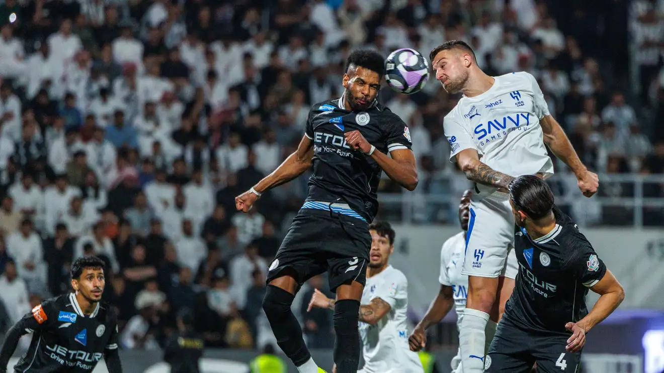 الهلال يفلت من صحوة الشباب في مباراة الـ8 أهداف