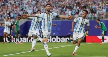 هاتريك ميسي يقود الأرجنتين للفوز بثلاثية على الجزائر ..